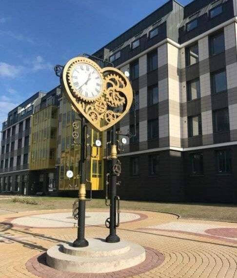 В «Балтийской жемчужине» появились уличные часы в стиле стимпанк