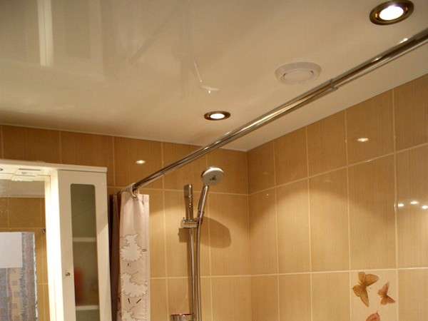 Можно ли использовать натяжные потолки в ванной?