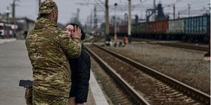 Український військовий з дівчиною на вокзалі у Краматорську (Фото:libkos / Instagram)