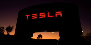 Tesla звинуватили в порушенні екологічних правил (Фото:REUTERS / Mike Blake)