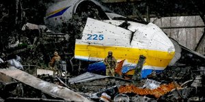 Ан-225 Мрія після удару Росії по аеродрому в Гостомелі Київської області (Фото:REUTERS/Gleb Garanich)
