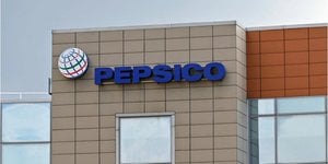 Pepsi призупинила продаж газування у Росії, але продовжує продавати «предмети першої необхідності» (Фото:REUTERS/Sergey Pivovarov/File Photo)
