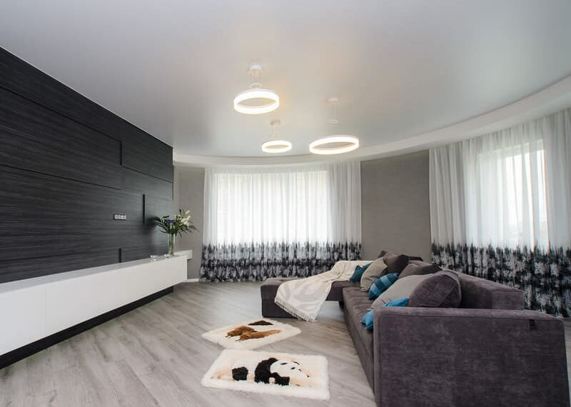 Выбор современности: почему натяжные потолки – идеальный выбор для вашей квартиры