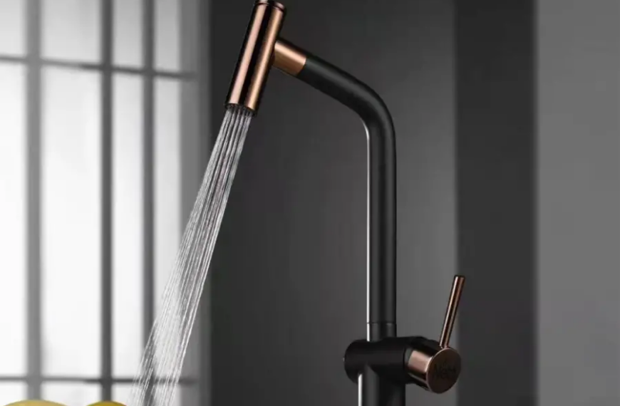 Черный смеситель для кухни