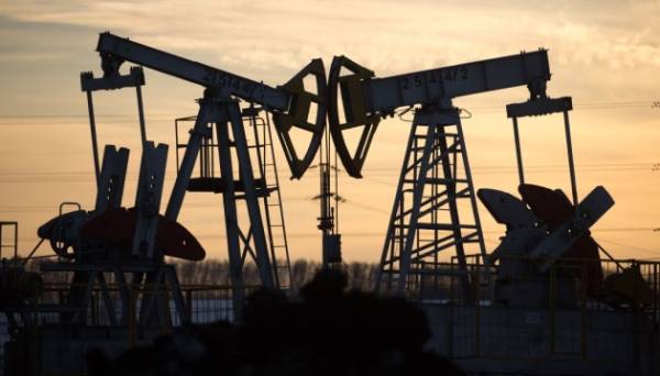 Нафта дорожчає після падіння цін до мінімумів березня напередодні