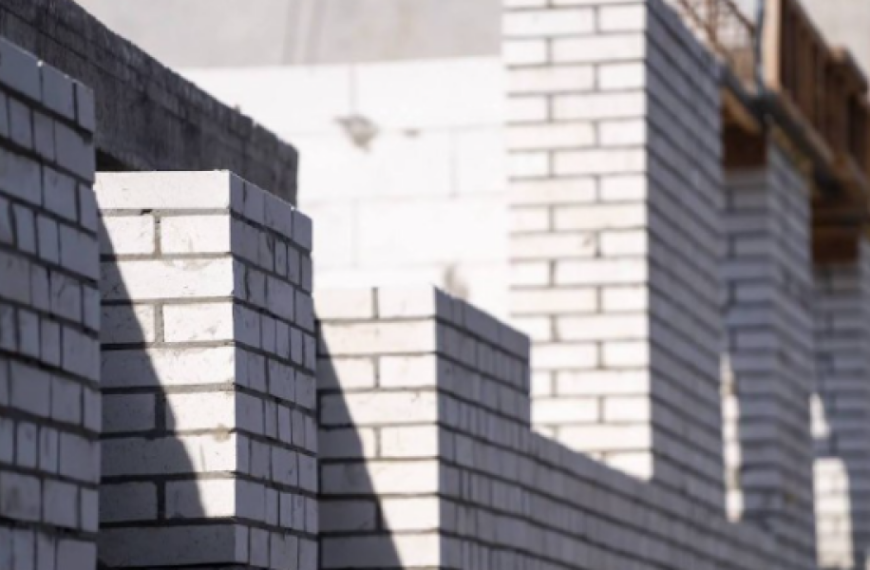 У Запоріжжі відбудували перший поверх багатоповерхівки, в яку влучила ракета