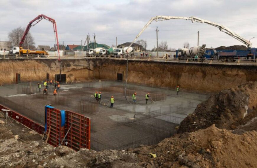 На Запоріжжі будівельники заливають фундамент для підземної школи