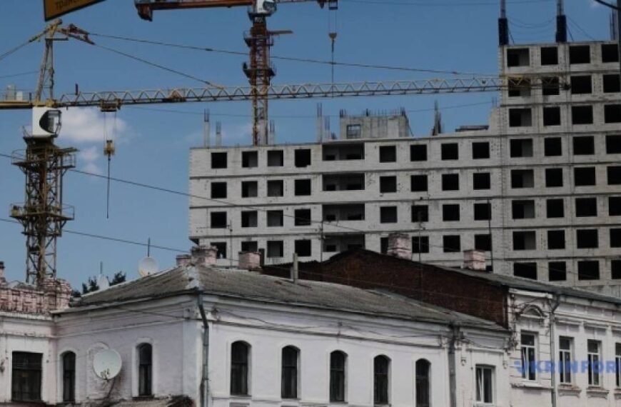 У пʼяти громадах відновлять 160 багатоквартирних будинків – Мінрозвитку