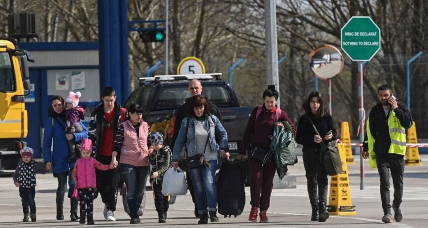 Одна з країн ЄС планує урізати виплати українцям: що відомо