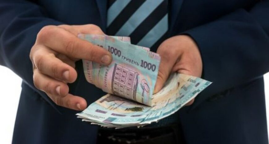 Зарплата чиновників — у кого зросли виплати на 20%