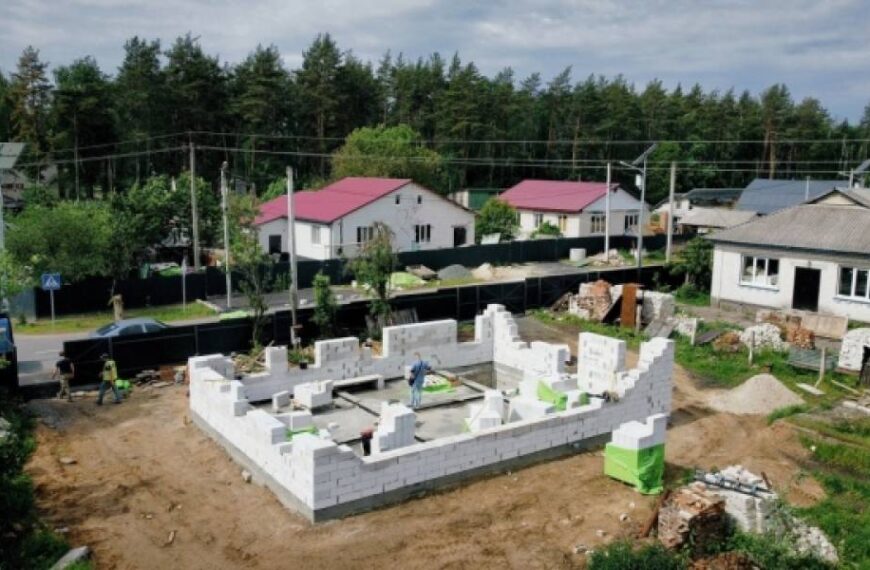 У Ягідному зводять з нуля два приватних будинки замість зруйнованих росіянами