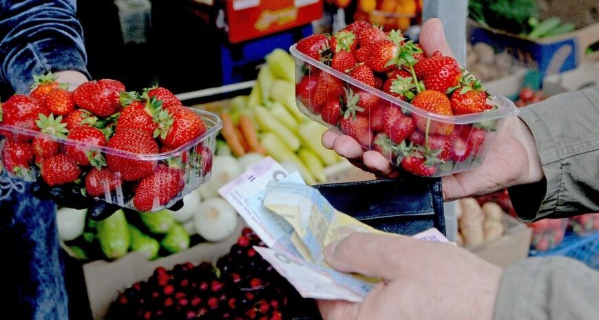 Ціни на полуницю ростуть: коли українці зможуть купити ягоду дешевше