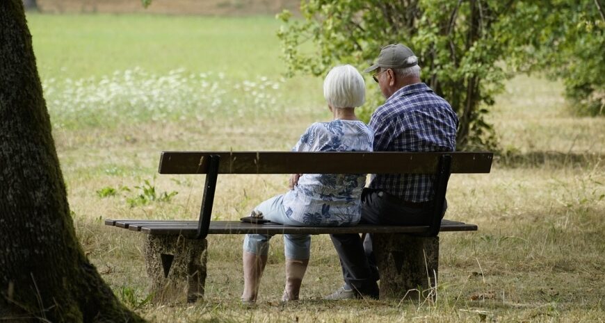 Пенсія в Україні — хто може отримати надбавки за вік