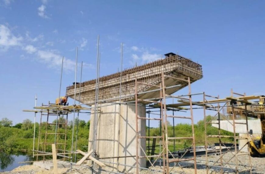 На Київщині капітально ремонтують міст через Тетерів, пошкоджений під час бойових дій у 2022 році