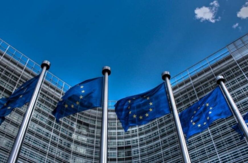 Єврокомісія пропонує повну заборону транзакцій ключових російських банків