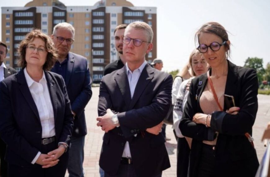 Іноземним делегаціям показали, як проходить відновлення Бородянки