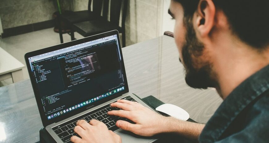 Скільки заробляють українські айтішники в Польщі — названо середні зарплати