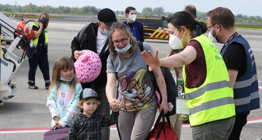 Повертаються додому: скільки біженців приїжджають в Україну кожні півроку