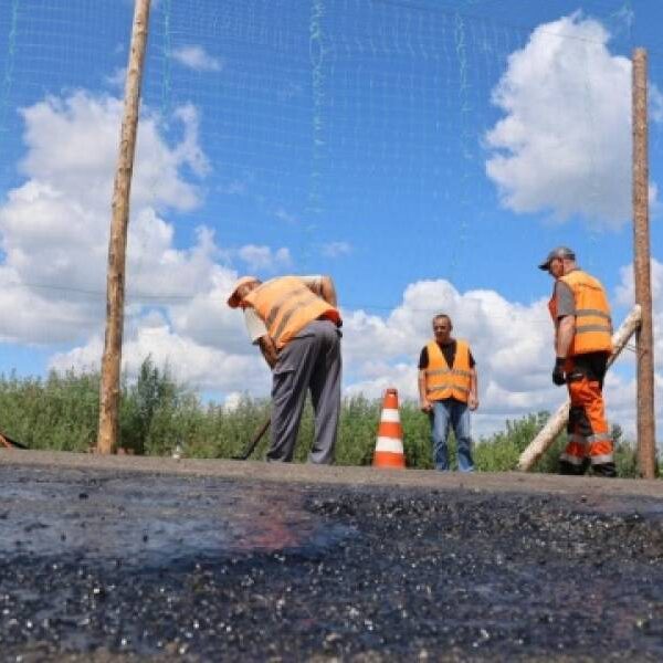 На Харківщині під антидроновою сіткою ремонтують 30 кілометрів прифронтової дороги