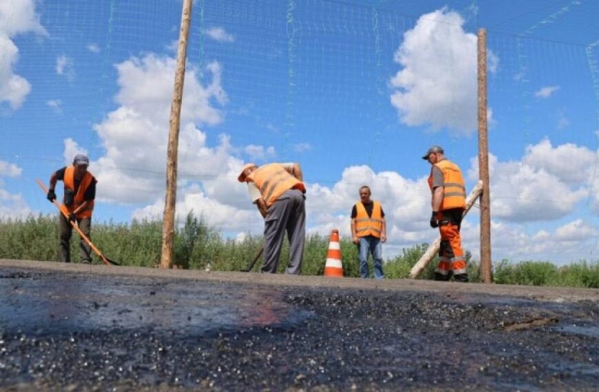 На Харківщині під антидроновою сіткою ремонтують 30 кілометрів прифронтової дороги