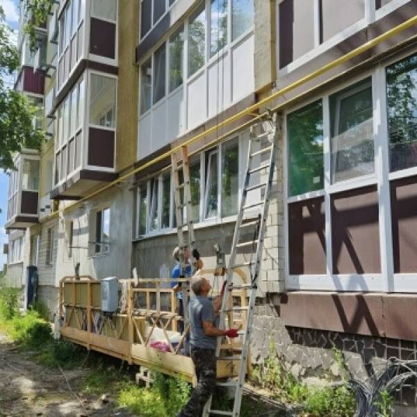 У Бородянці відновлюють чергову багатоповерхівку, пошкоджену військами РФ