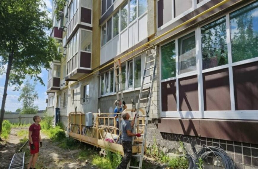 У Бородянці відновлюють чергову багатоповерхівку, пошкоджену військами РФ