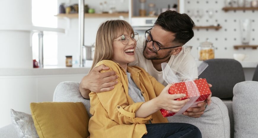 Податки на подарунок — скільки потрібно сплатити у 2025 році