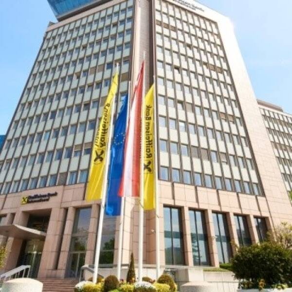 Російська «дочка» Raiffeisen отримала €437 мільйонів збитків через судову тяганину