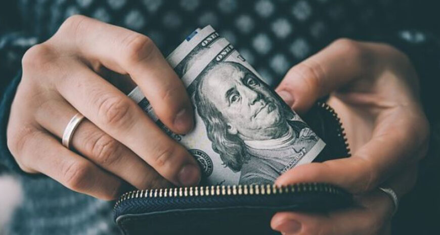 Курс валют в Україні: експерти розповіли, чи слушний зараз час для купівлі доларів