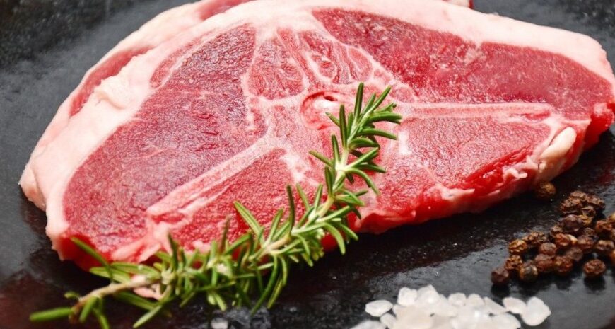 М’ясо в Україні дорожчає — скільки коштує свинина та курятина