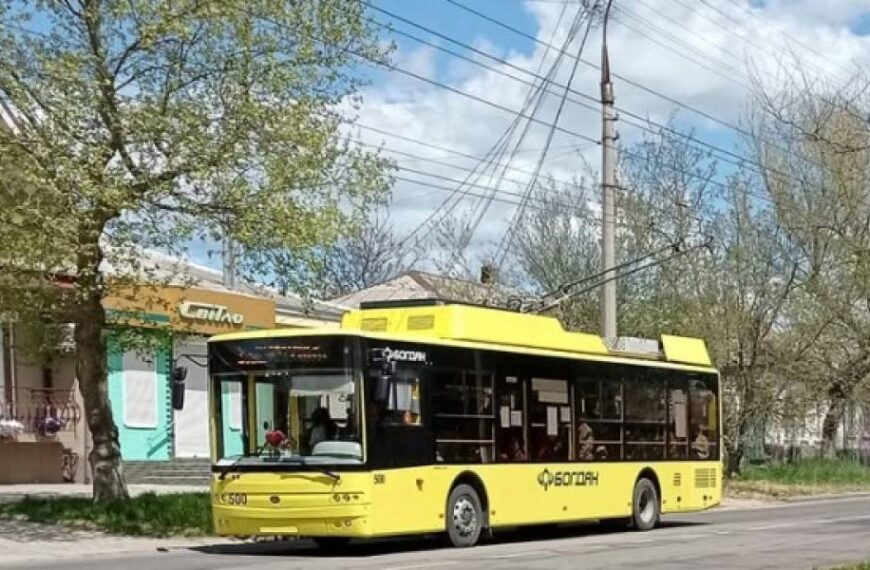 У Херсоні відновили пошкоджену обстрілами тролейбусну контактну мережу