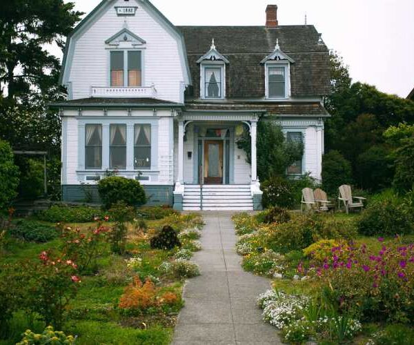 6 декоративних рослин, які я не посаджу на ділянці: Навколо них замучишся з бубном танцювати