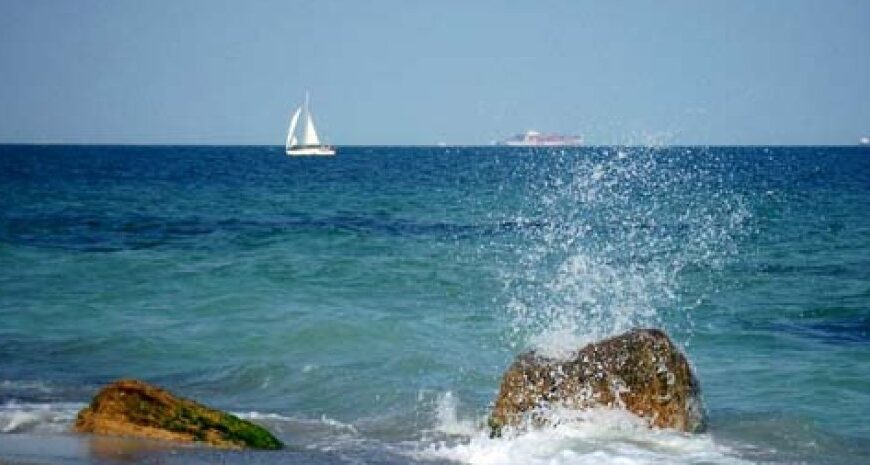 Пляжний відпочинок в Одесі подорожчав: скільки коштує шезлонг, бунгало, коктейль