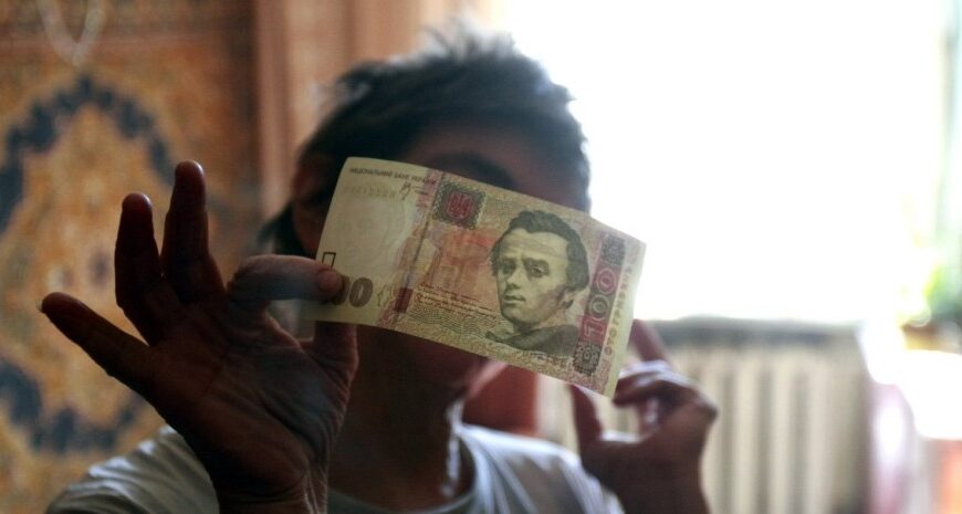 Бідність в Україні — кожен четвертий економить на продуктах — інфографіка