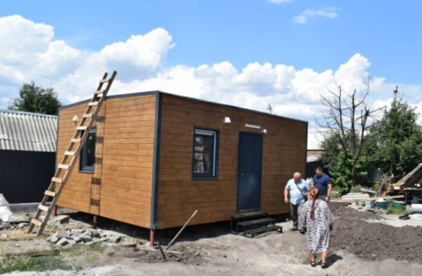 У Кропивницькому зводять модульне житло замість зруйнованого внаслідок обстрілу 19 березня