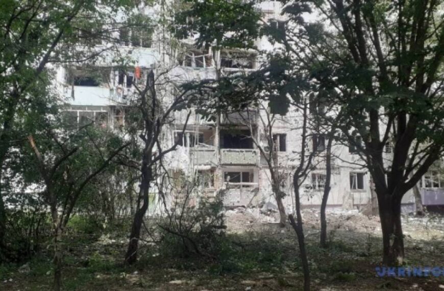 У серпні в Чернівцях розпочнуть ремонт пошкодженого під час ракетної атаки житлового будинку