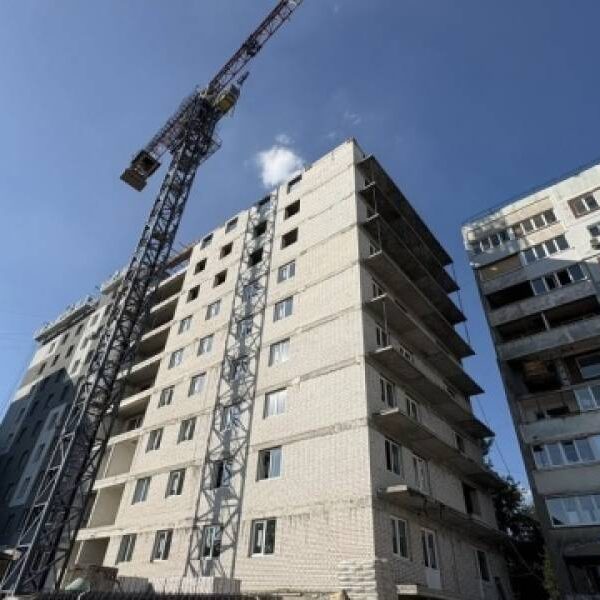 У Запоріжжі завершують відновлення багатоповерхівки, пошкодженої ворожою ракетою