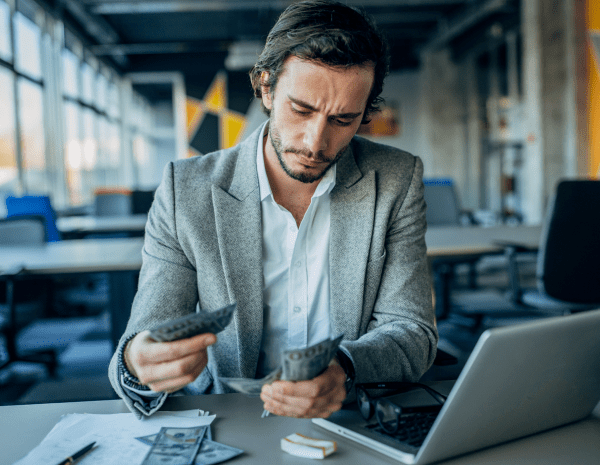 НБУ дозволив частково виводити валюту з України — які умови