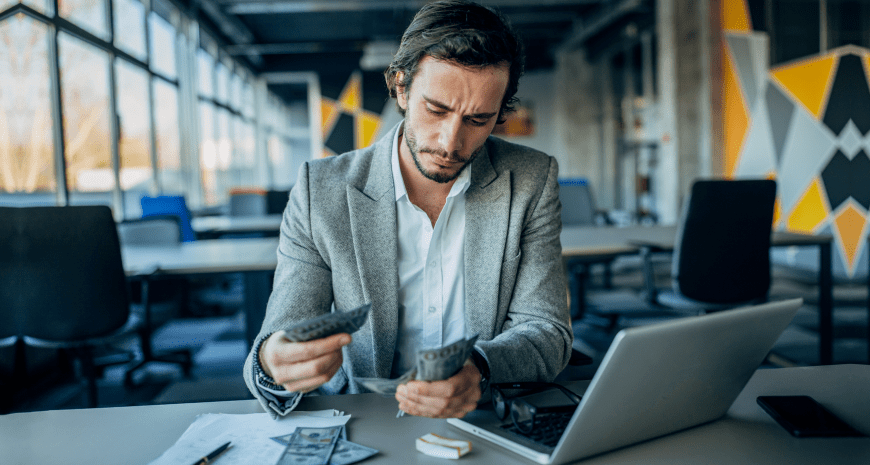 НБУ дозволив частково виводити валюту з України — які умови