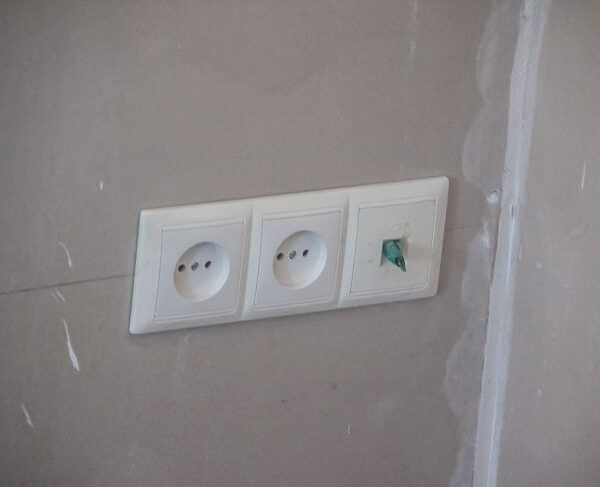 Чому розетки у спальні дратують: їх ставлять не там, де потрібно за стандартом