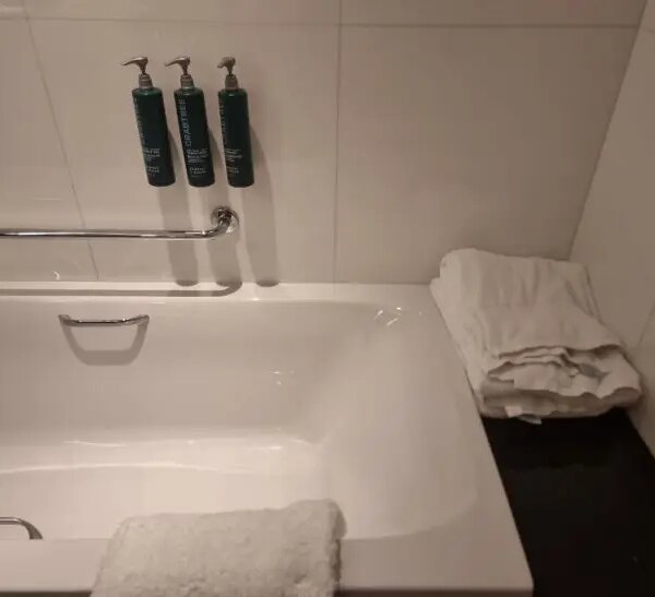 Яка плитка візуально зменшує ванну: 5 порад щодо вибору від профілю