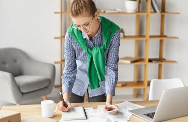 жінка офіс зелений шарф документи