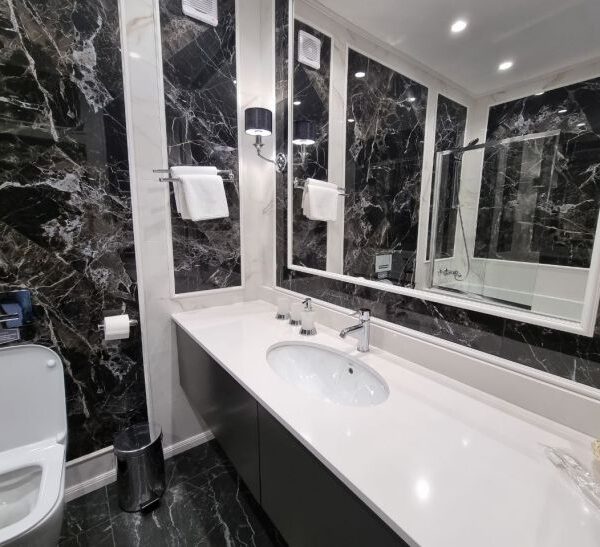 Як візуально розширити вузьку ванну: прийом із горизонтальними лініями