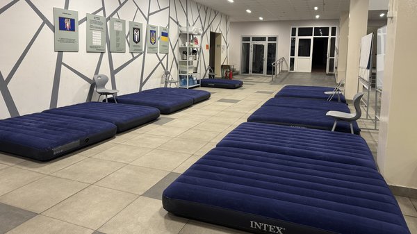 У Київському ліцеї на Дніпровщині відкрили цілодобовий пункт обігріву.