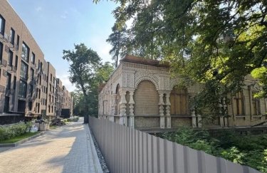 У Києві на продаж виставили старовинний маєток-пам’ятку за 475 тисяч доларів на землі площею майже гектар.