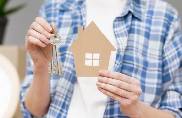 Чи вигідно купувати квартиру в кредит у 2026 році: умови та ризики / Freepik жінка, ключі