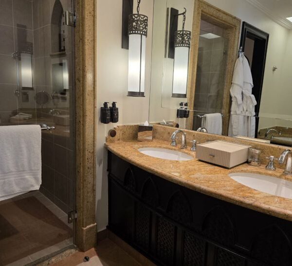 Як візуально розширити ванну: навіщо потрібне вертикальне планування