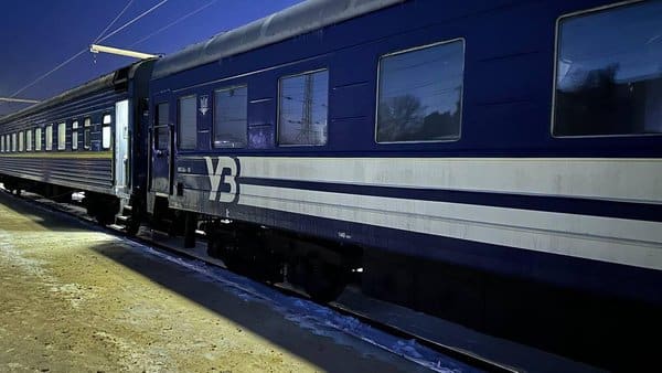 Залізниця відкрила два “вагони стійкості” на Дарниці у Києві, де також буде безкоштовне харчування.