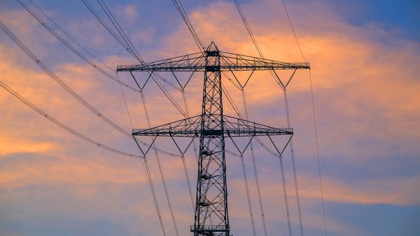 Переплата 40%: оскарження в суді угод на електропостачання шкіл Оболонського району.