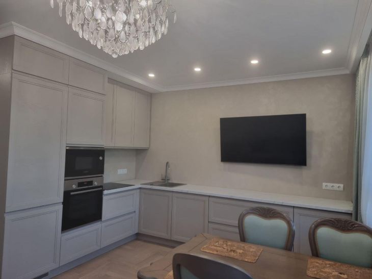 Як зонувати кухню-вітальню: один прийом з освітленням кухня